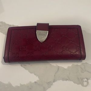 Gucci wallet gently used burgundy color good condition has original box